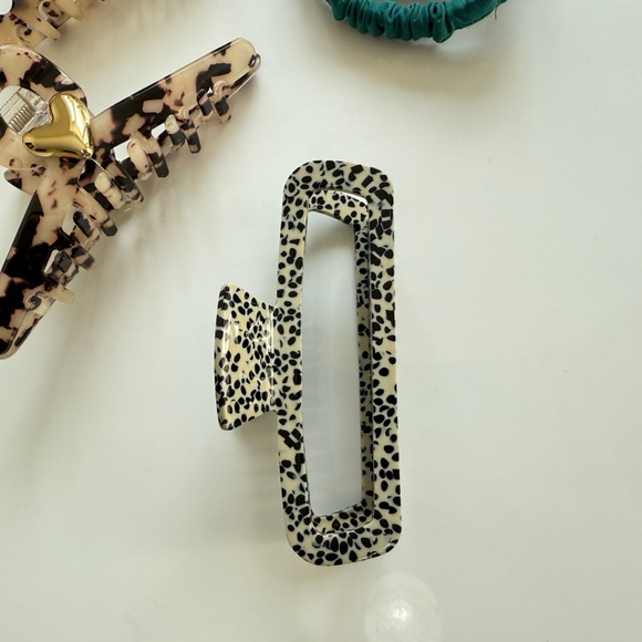 Hair Accessory Bundle 🤍 - Picture 3 of 5